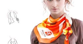 Фото: стильно завязанный платок на шее девушки поверх одежды