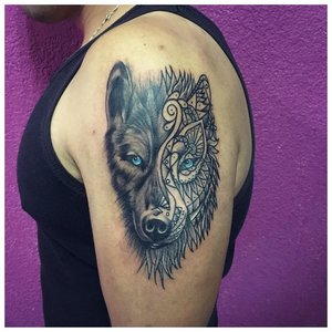 Смешение стилей - тату волка мужчине на руку