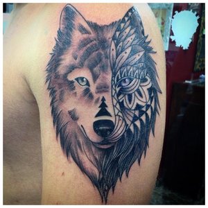 Разные стилистики тату волка на плече