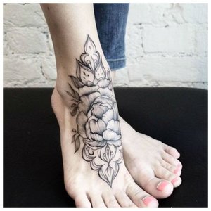 Необычная татуировка на ступне