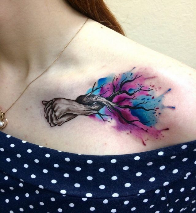 татуировка дерево акварелью на ключице