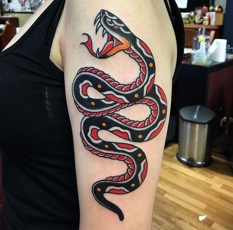 тату змея в японском стиле на плече