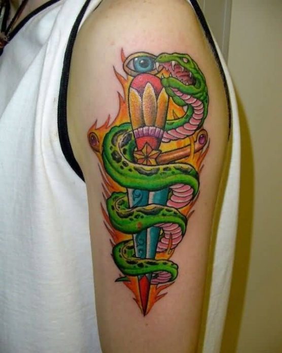 цветная татуировка змея и клинок