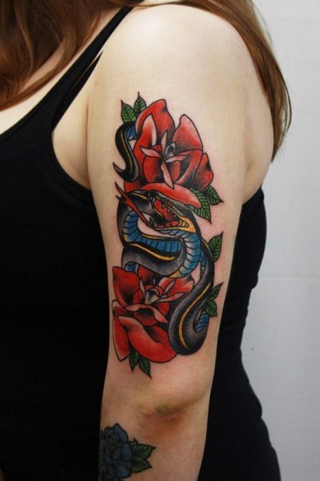 татуировка змея с розами на плече у девушек