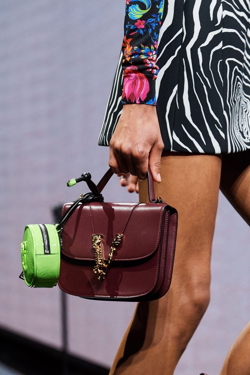 Модные сумки осень-зима 2020-2021 с пряжками из коллекции Versace