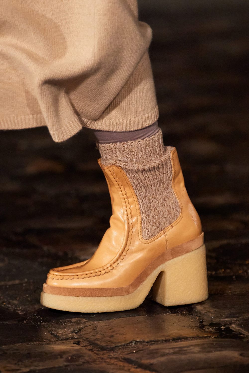 Модные тренды в женской обуви осень-зима 2021-2022 - челси на каблуке. Образ из коллекции Chloé.