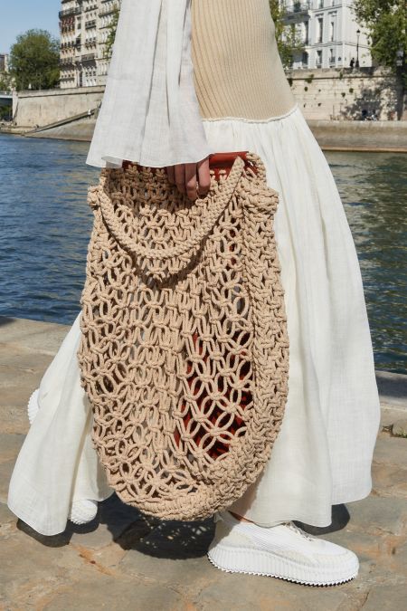 Объемная круглая плетеная сумка - модный тренд весна 2022